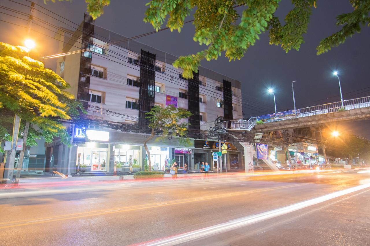 Aparthotel Jr Mansion On Nut Soi 25 Bangkok Zewnętrze zdjęcie
